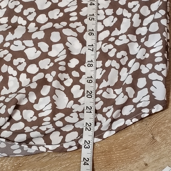 Tan Leopard / Cheetah V-neck Women's Medium Blouse With Tie Business Casual - Picture 9 of 9